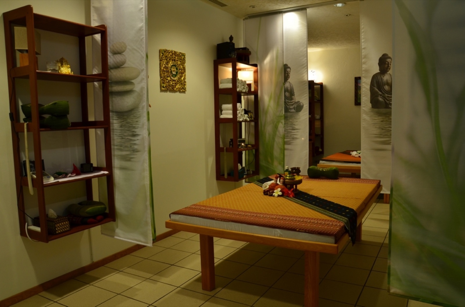 Behandlungsraum mit Buddha-Motiv